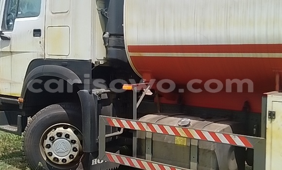 Sayi Sabo Man Silent Sauran Babbar mota in Cotonou a Benin