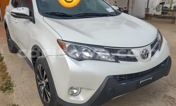 Sayi Na hannu Toyota RAV4 White Mota in Cotonou a Benin