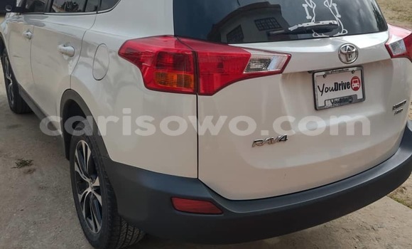 Sayi Na hannu Toyota RAV4 White Mota in Cotonou a Benin Sayi Na hannu Toyota RAV4 White Mota in Cotonou a Benin