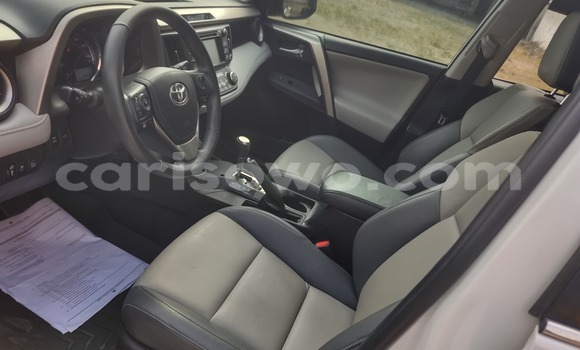 Sayi Na hannu Toyota RAV4 White Mota in Cotonou a Benin Sayi Na hannu Toyota RAV4 White Mota in Cotonou a Benin