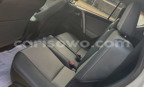 Sayi Na hannu Toyota RAV4 White Mota in Cotonou a Benin Sayi Na hannu Toyota RAV4 White Mota in Cotonou a Benin