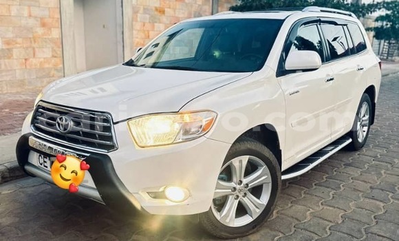 Sayi Na hannu Toyota Highlander White Mota in Cotonou a Benin Sayi Na hannu Toyota Highlander White Mota in Cotonou a Benin