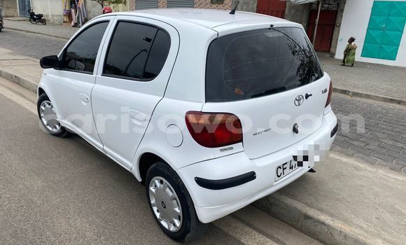 Ra Àlòkù Toyota Yaris funfun Ọkọ̀ in Cotonou ni Benin