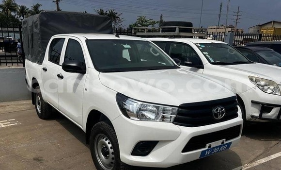 Sayi Sabo Toyota Hilux White Mota in Cotonou a Benin