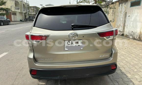 Sayi Na hannu Toyota Highlander Azurfa Mota in Cotonou a Benin