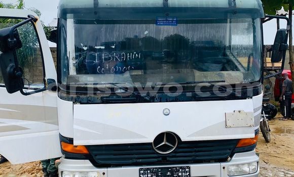 Acheter Occasion Utilitaire Mercedes‒Benz Atego Blanc à Cotonou, Benin