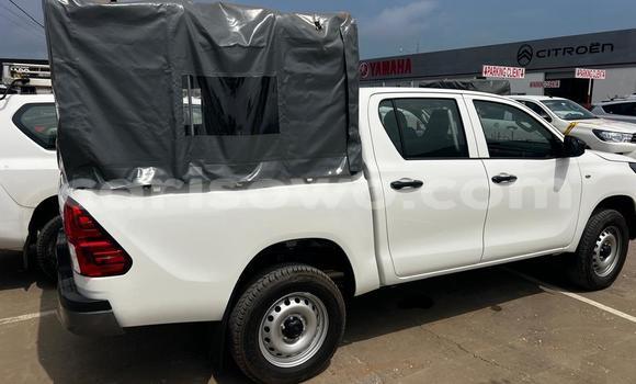 Ra Àlòkù Toyota Hilux funfun Ọkọ̀ in Cotonou ni Benin Ra Àlòkù Toyota Hilux funfun Ọkọ̀ in Cotonou ni Benin