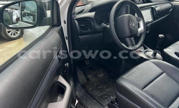 Ra Àlòkù Toyota Hilux funfun Ọkọ̀ in Cotonou ni Benin Ra Àlòkù Toyota Hilux funfun Ọkọ̀ in Cotonou ni Benin