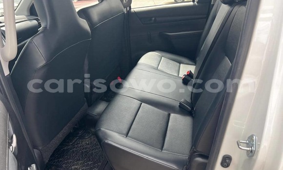 Ra Àlòkù Toyota Hilux funfun Ọkọ̀ in Cotonou ni Benin Ra Àlòkù Toyota Hilux funfun Ọkọ̀ in Cotonou ni Benin