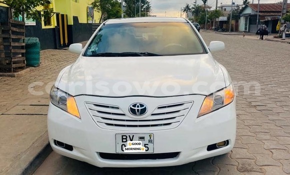 Sayi Na hannu Toyota Camry White Mota in Cotonou a Benin