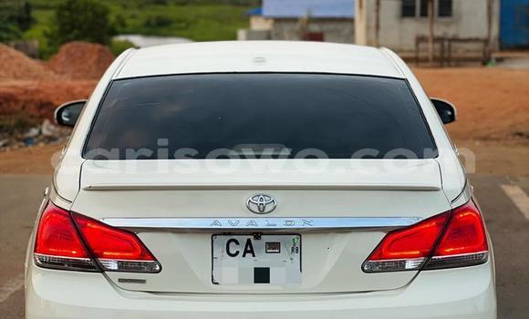 Sayi Na hannu Toyota Avalon White Mota in Abomey Calavi a Benin