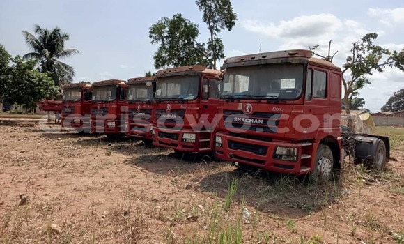 Sayi Na hannu Man Silent Red Babbar mota in Cotonou a Benin