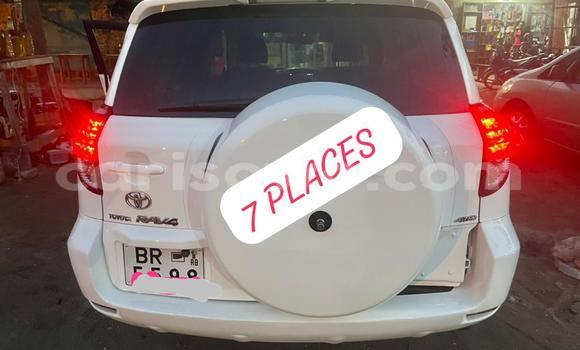 Ra Àlòkù Toyota RAV4 funfun Ọkọ̀ in Cotonou ni Benin