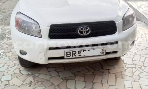 Ra Àlòkù Toyota RAV4 funfun Ọkọ̀ in Cotonou ni Benin Ra Àlòkù Toyota RAV4 funfun Ọkọ̀ in Cotonou ni Benin