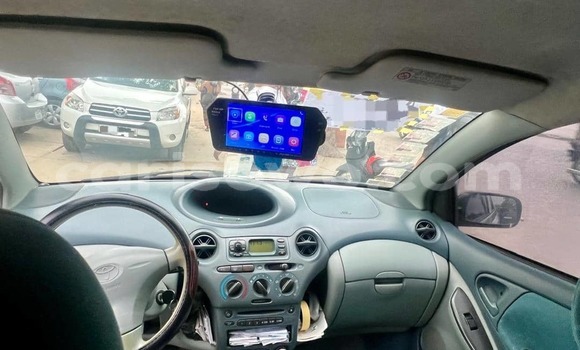 Sayi Na hannu Toyota Yaris Azurfa Mota in Cotonou a Benin Sayi Na hannu Toyota Yaris Azurfa Mota in Cotonou a Benin