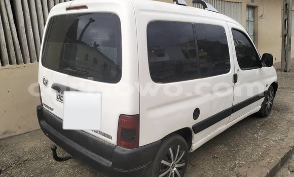 Ra Àlòkù Peugeot Partner funfun Ọkọ̀ in Cotonou ni Benin