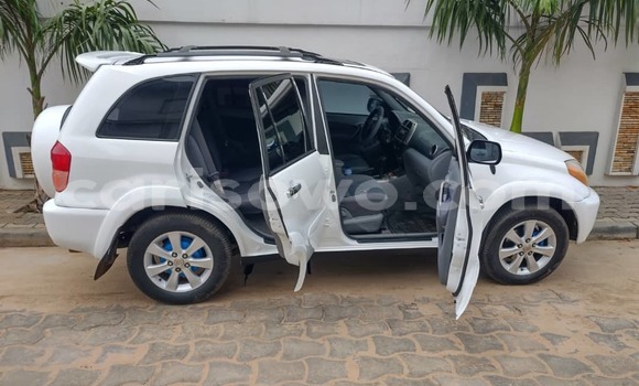 Acheter Occasion Voiture Toyota RAV4 Blanc à Cotonou, Benin Acheter Occasion Voiture Toyota RAV4 Blanc à Cotonou, Benin