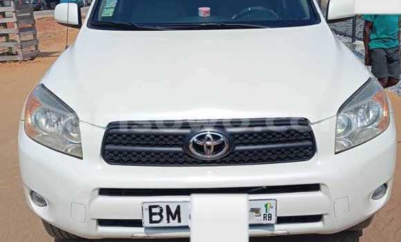 Ra Àlòkù Toyota RAV4 funfun Ọkọ̀ in Cotonou ni Benin