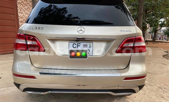 Sayi Na hannu Mercedes-Benz ML–Class Azurfa Mota in Cotonou a Benin