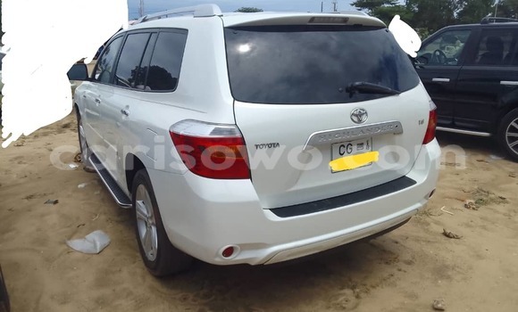 Ra Àlòkù Toyota Highlander funfun Ọkọ̀ in Cotonou ni Benin