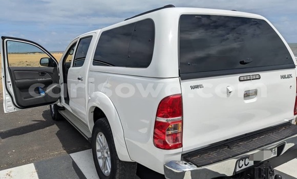Ra Àlòkù Toyota Hilux funfun Ọkọ̀ in Cotonou ni Benin Ra Àlòkù Toyota Hilux funfun Ọkọ̀ in Cotonou ni Benin