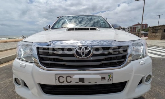 Ra Àlòkù Toyota Hilux funfun Ọkọ̀ in Cotonou ni Benin Ra Àlòkù Toyota Hilux funfun Ọkọ̀ in Cotonou ni Benin