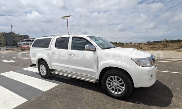 Ra Àlòkù Toyota Hilux funfun Ọkọ̀ in Cotonou ni Benin Ra Àlòkù Toyota Hilux funfun Ọkọ̀ in Cotonou ni Benin