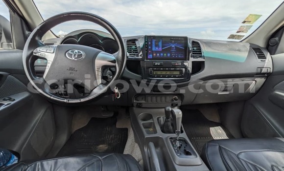Ra Àlòkù Toyota Hilux funfun Ọkọ̀ in Cotonou ni Benin Ra Àlòkù Toyota Hilux funfun Ọkọ̀ in Cotonou ni Benin