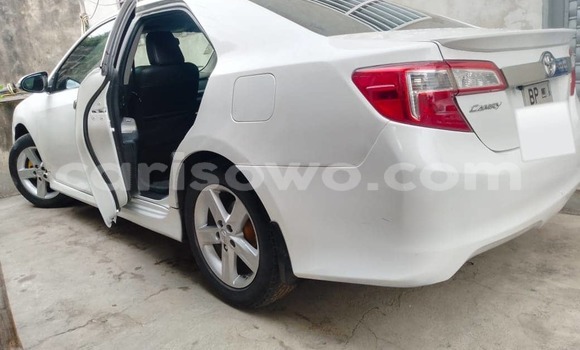 Ra Àlòkù Toyota Camry funfun Ọkọ̀ in Cotonou ni Benin Ra Àlòkù Toyota Camry funfun Ọkọ̀ in Cotonou ni Benin
