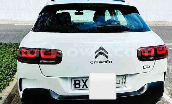 Acheter Occasion Voiture Citroen C4 Blanc à Cotonou, Benin Acheter Occasion Voiture Citroen C4 Blanc à Cotonou, Benin