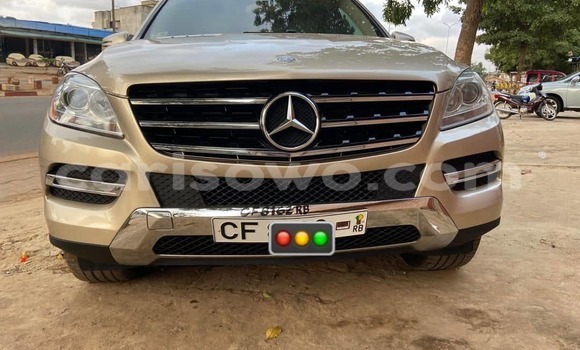 Acheter Occasion Voiture Mercedes-Benz ML–Class Beige à Cotonou, Benin