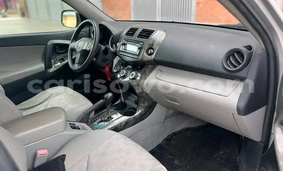 Ra Àlòkù Toyota RAV4 funfun Ọkọ̀ in Cotonou ni Benin Ra Àlòkù Toyota RAV4 funfun Ọkọ̀ in Cotonou ni Benin