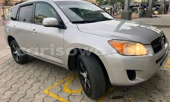 Ra Àlòkù Toyota RAV4 funfun Ọkọ̀ in Cotonou ni Benin Ra Àlòkù Toyota RAV4 funfun Ọkọ̀ in Cotonou ni Benin
