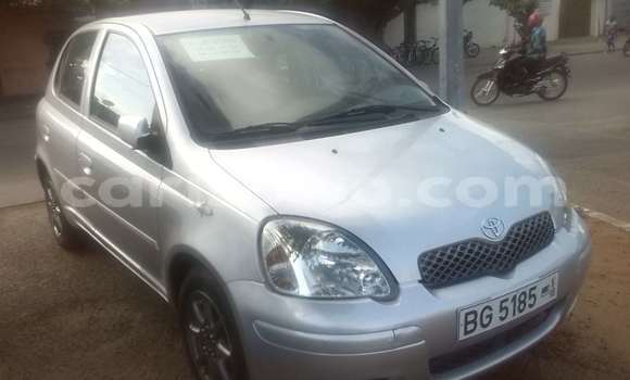 Sayi Na hannu Toyota Yaris Azurfa Mota in Cotonou a Benin Sayi Na hannu Toyota Yaris Azurfa Mota in Cotonou a Benin