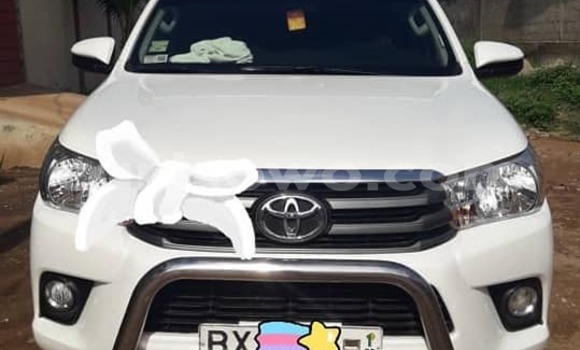 Sayi Na hannu Toyota Hilux White Mota in Cotonou a Benin