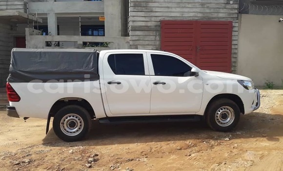 Ra Àlòkù Toyota Hilux funfun Ọkọ̀ in Cotonou ni Benin Ra Àlòkù Toyota Hilux funfun Ọkọ̀ in Cotonou ni Benin
