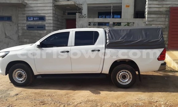 Ra Àlòkù Toyota Hilux funfun Ọkọ̀ in Cotonou ni Benin Ra Àlòkù Toyota Hilux funfun Ọkọ̀ in Cotonou ni Benin