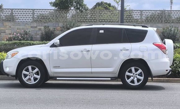 Ra Àlòkù Toyota RAV4 funfun Ọkọ̀ in Cotonou ni Benin Ra Àlòkù Toyota RAV4 funfun Ọkọ̀ in Cotonou ni Benin
