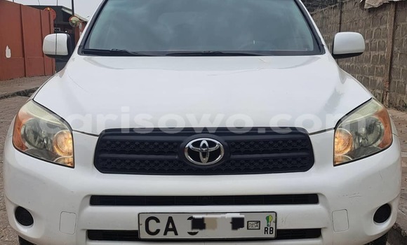 Sayi Na hannu Toyota RAV4 White Mota in Cotonou a Benin