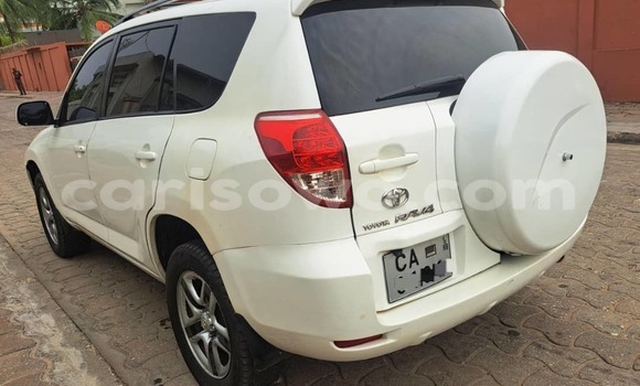 Ra Àlòkù Toyota RAV4 funfun Ọkọ̀ in Cotonou ni Benin Ra Àlòkù Toyota RAV4 funfun Ọkọ̀ in Cotonou ni Benin
