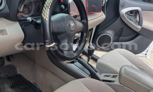 Ra Àlòkù Toyota RAV4 funfun Ọkọ̀ in Cotonou ni Benin Ra Àlòkù Toyota RAV4 funfun Ọkọ̀ in Cotonou ni Benin