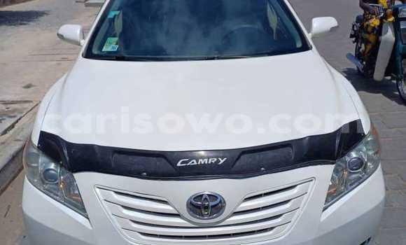 Sayi Na hannu Toyota Camry White Mota in Cotonou a Benin