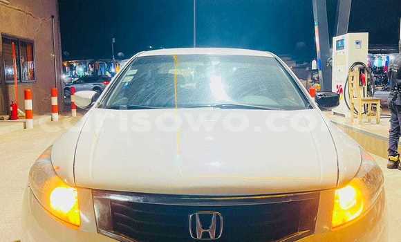 Ra Àlòkù Honda Accord funfun Ọkọ̀ in Cotonou ni Benin Ra Àlòkù Honda Accord funfun Ọkọ̀ in Cotonou ni Benin