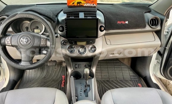 Ra Àlòkù Toyota RAV4 funfun Ọkọ̀ in Cotonou ni Benin Ra Àlòkù Toyota RAV4 funfun Ọkọ̀ in Cotonou ni Benin