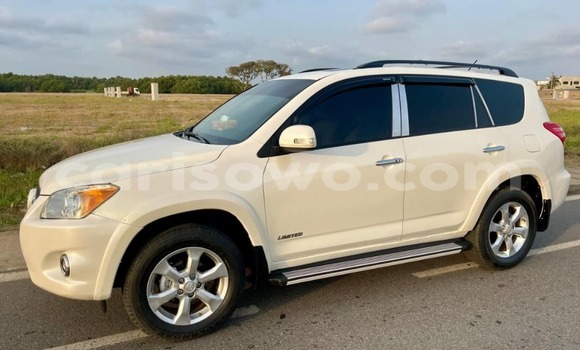 Ra Àlòkù Toyota RAV4 funfun Ọkọ̀ in Cotonou ni Benin Ra Àlòkù Toyota RAV4 funfun Ọkọ̀ in Cotonou ni Benin