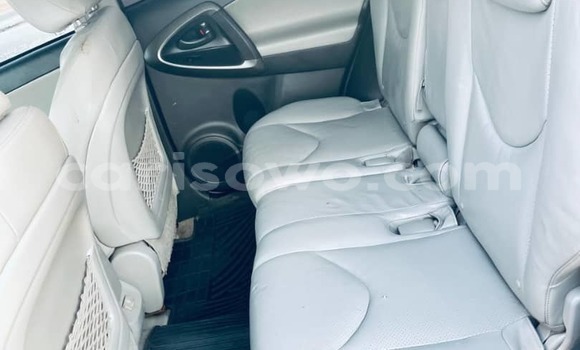 Ra Àlòkù Toyota RAV4 funfun Ọkọ̀ in Cotonou ni Benin Ra Àlòkù Toyota RAV4 funfun Ọkọ̀ in Cotonou ni Benin