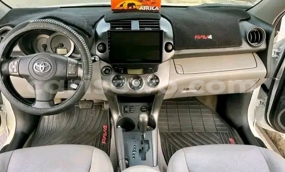 Sayi Na hannu Toyota RAV4 White Mota in Cotonou a Benin