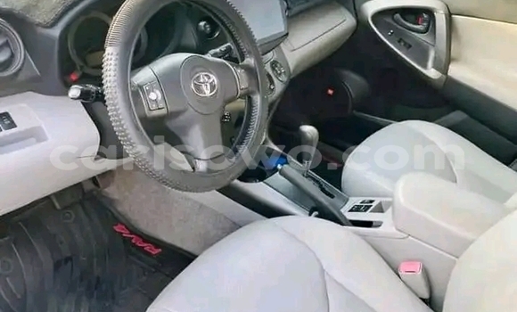 Ra Àlòkù Toyota RAV4 funfun Ọkọ̀ in Cotonou ni Benin Ra Àlòkù Toyota RAV4 funfun Ọkọ̀ in Cotonou ni Benin