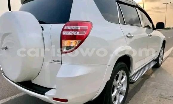 Ra Àlòkù Toyota RAV4 funfun Ọkọ̀ in Cotonou ni Benin Ra Àlòkù Toyota RAV4 funfun Ọkọ̀ in Cotonou ni Benin