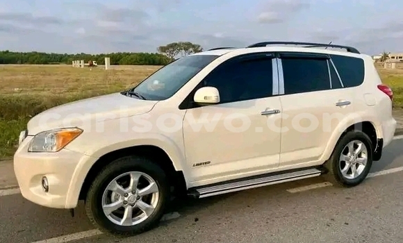 Ra Àlòkù Toyota RAV4 funfun Ọkọ̀ in Cotonou ni Benin Ra Àlòkù Toyota RAV4 funfun Ọkọ̀ in Cotonou ni Benin